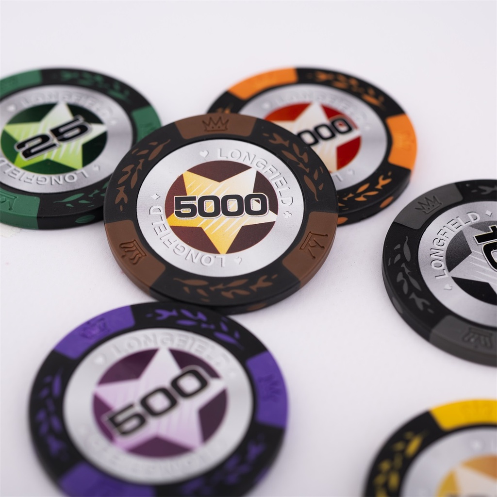 Set de Póker 500 Fichas 14 g Numeradas (25-25 000) – Kit Completo con Maletín Plateado, 2 Barajas, 3 Botones de Crupier y 5 Dados