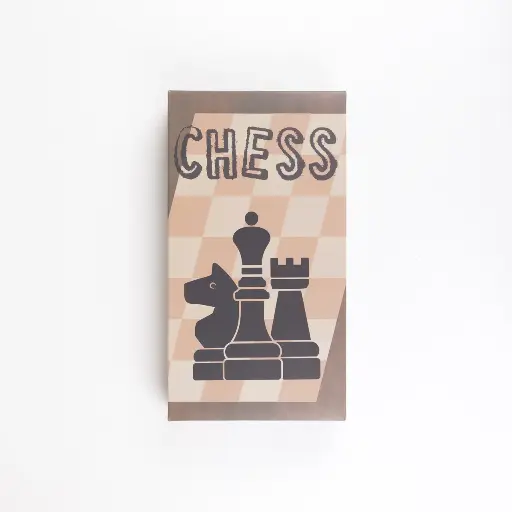 Ajedrez de Madera Clásico – Tablero Plegable con Piezas Talladas, Diseño Portátil y Elegante, Ideal para Principiantes y Jugadores Avanzados, Incluye Compartimento de Almacenaje​ – Juego de Mesa Educativo y Divertido | Ideal para Aula, Fiestas y Tiempo en Familia | +6 Años